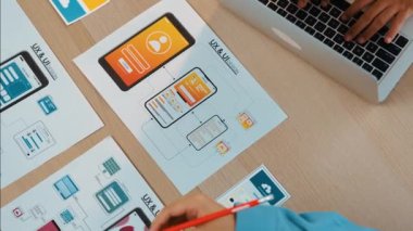 Mobil uygulama ya da web sitesi için kullanıcı arayüzü prototipi planlayan şirket çalışanlarının en iyi görünüm videosu. UX UI tasarımcı beyin fırtınası kullanıcı dostu arayüz planı. Sinerjik
