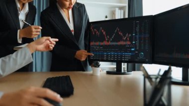 Hisse senedi borsası pazarlamasını analiz eden yavaş çekim şirketindeki yatırımcılar, kayıp için mum bar fiyatını analiz eden monitörlere bakıyor ve kazanç ve kâr elde ediyor. Filizlenen