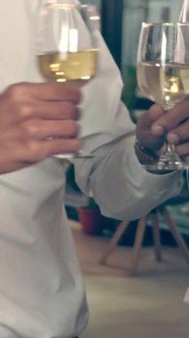 Başarılı iş adamları balo salonunda takım arkadaşlarıyla şarap ve şampanya içerek yeni ürünleri piyasaya sürme projesini kutluyorlar. Kurumsal iş ve insan ağ kurma kavramı.