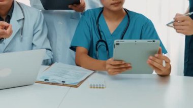 Hastane masasında birlikte çalışan ve tıbbi tedavi ya da sağlık hizmeti planlayan profesyonel bir grup. Takım çalışması başarılı hastalıklara ve hastalıklara yol açar. Ağır çekim. Katı.