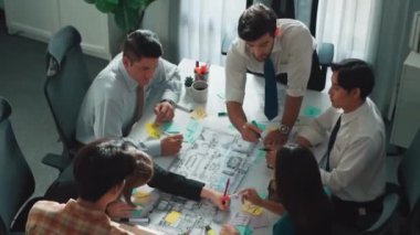 Proje planıyla masaya otururken bir grup farklı takım planlama stratejisi. Zeki iş adamlarının beyin fırtınası ve ev yapımı için birlikte çalıştıklarının en üst düzey görüntüsü. Hizalama.