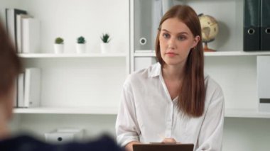 Mutlu hasta ve psikolog klinikte olumlu duygularla zihinsel sağlık sohbetlerini paylaşırken aynı zamanda klinikteki psikologlara başarılı bir iş ve hayatı açıklıyorlar.