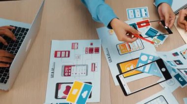 Mobil uygulama ya da web sitesi için kullanıcı arayüzü prototipi planlayan şirket çalışanlarının en iyi görünüm videosu. UX UI tasarımcı beyin fırtınası kullanıcı dostu arayüz planı. Sinerjik