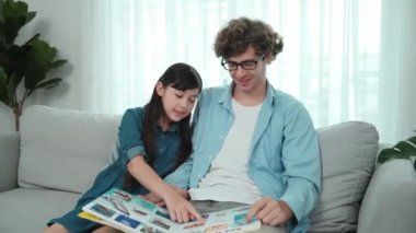 Komik liseli kız masal kitabına işaret ederken mutlu bir baba hikâyesi ve dokunaklı bir jest. Öğrenciler ebeveyn ararken peri kuyruğu hakkında konuşmaktan zevk alırlar. Aile eğlence konsepti. Pedagoji.