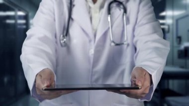 Doktor beyin anatomisi hologramıyla tablet gösteriyor. Beyin yapısını analiz ederken ve beyin ameliyatına hazırlanırken tıbbi çalışanların elinde cihaz ve teşhis semptomları var. İyileştirici.