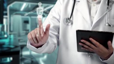 Doktorun elinde tablet varken ve laboratuvarda yüzen insan anatomisi hologramına bakarken. Semptomu teşhis ederken ve tıbbi verilerle çalışırken teknoloji yeniliklerini kullanan bir tıp çalışanı. İyileştirici.
