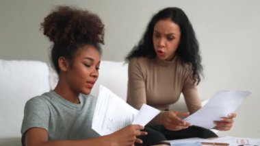 Stresli Afrikalı Amerikalı kadınların kredi kartı borçlarıyla ilgili mali sorunları var. Kötü kişisel para ve ipotek yönetimi krizi kavramını çok önemli ölçüde karşılıyorlar..
