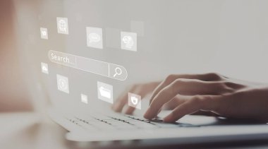 İş adamı, stratejik kararlar için değerli verileri çıkartarak arama motoru araştırması yapıyor. Kapsamlı araştırma ve SEO veri analizi için arama motorları kullanılıyor. EIDE