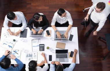 Ofiste sunum ya da analist ekibiyle toplantı odasında mali verileri analiz etmek için BI Fintech 'i kullanmak. İş adamları stratejik planlama için TV ekranında BI gösterge panelini inceliyor.