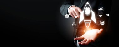 Roket, strateji, analiz, takım çalışması ve başarı simgeleriyle çevrili iş büyümesini ve girişimi başlatmasını temsil ediyor. EIDE