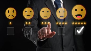 İş adamı müşteri memnuniyet değerlendirmesi verilerini analiz eder ve hizmet kalitesini artırmaya çalışır. Müşteri memnuniyeti ve sadakatini arttırmak için koz değerlendirmeleri. FaaS