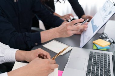 Veri analistleri ofis çalışanlarından oluşan bir ekip, mali, trend ve pazarlama verilerini analiz etmek için iş istihbaratı BI gösterge paneli üzerinde işbirliği yapmaktadır. BI yazılım kullanım sürücüsü iş başarısı. Tedbirli