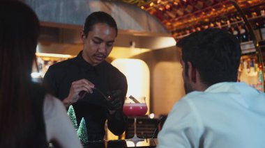 Karışık kokteyl Noel temasına odaklanarak yanan tarçın ve barmenin yıldız anasonuyla süslenmiş yeşil neon karlı Noel ağacı çikolatası özel serin içecek lüksüyle süslenmiş. Vinosity.