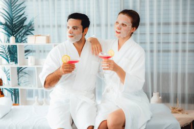 Kaplıca salonunun sakin, modern gündüz atmosferi, birkaç müşteri yüz maskesi takarak kendini yenilemeye çalışıyor. Yüz bakımı ve güzellik kozmetolojisi prosedürü. Sessiz.