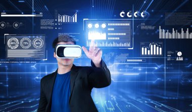 Gözlüklü akıllı iş adamı yapay zeka teknolojisini kullanarak çalışıyor. Küresel ağa erişen ve veri analizi ve istatistik tablosuna bakarken yapay zeka kullanan bir yönetici. Yaratıcılık.