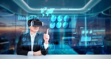 Profesyonel proje yöneticisi iş verilerine bakıyor ve onları tutuyor ve finansal tablolara bakıyor. Modern ofiste yapay zeka teknolojisi kullanarak gelişmiş gerçeklik gözlüğü takan zeki bir iş adamı. Yaratıcılık.