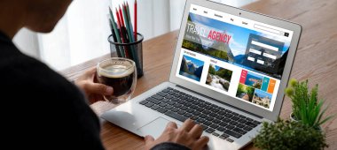 Model arama ve seyahat planlama için internet sitesi uçuş, otel ve tur rezervasyonları için anlaşma ve paket sunuyor