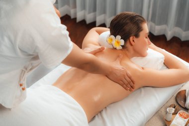 Kafkasyalı kadın müşteri stres önleyici spa masajının keyfini çıkarıyor ve lüks otel ya da oteldeki gündüz açık ortam güzellik salonunda güzellik teniyle eğleniyor. Sessiz.