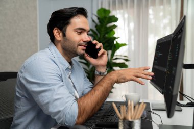 Akıllı IT geliştirici yöneticisi, bilgisayar ekranındaki yazılım kodlama sistemindeki sorunu çözen iş arkadaşına seslenerek modern ofiste uygulama programı güncellemesi yapıyor. Tahmin et..