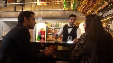 Lüks barlarda cin kokteyli ya da tonik servisi yapan zeki barmenlere odaklanmak, sıcak gece kulübünün arka planında VIP müşteri çiftiyle canlı sohbetler yapmak. Vinosity.