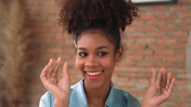 Kadın nüfuzlu kişi video klip görüntülerini canlı olarak çekiyor. Çok önemli sosyal medya ya da bloglar. Stüdyo ışıklandırmalı mutlu genç kız çevrimiçi pazarlama oturumu yayını için..