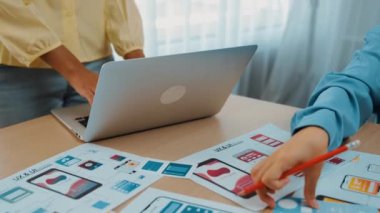 Mobil uygulama ya da web sitesi için kullanıcı arayüzü prototipi planlayan şirket çalışanlarının panorama videosu. UX UI tasarım beyin fırtınası kullanıcı dostu arayüz planı tasarlıyor. Sinerjik