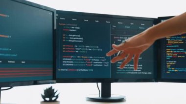 Yavaş çekim arkası yazılım geliştirici mühendisi bilgisayar programlama için birlikte çalışarak hata ayıklama kodunu çözüyor, ofiste monitörde karmaşık algoritmaları çözüyor. Filizlenen