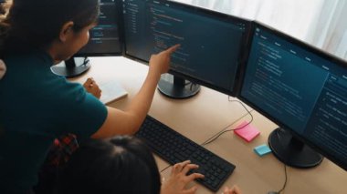 Yavaş çekim arkası yazılım geliştirici mühendisi bilgisayar programlama için birlikte çalışarak hata ayıklama kodunu çözüyor, ofiste monitörde karmaşık algoritmaları çözüyor. Filizlenen
