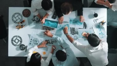 Türbin motor tasarımını gösteren ve hakkında konuşan yetenekli mühendisin en alt görüşü. Yetenekli tasarımcı veya teknisyen grubunun hava görüşü elektronik jeneratör inşaatını açıklıyor. Hizalama.