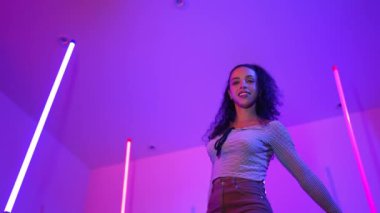 Latin dansçıların kameraya bakıp şehrin pop müziğiyle dans ettiği düşük açılı kamera. Profesyonel çekici hipster, mor veya neon ışıklı hip hop şarkısına geçiyor. Şık bir kumaş. Mutluluk.