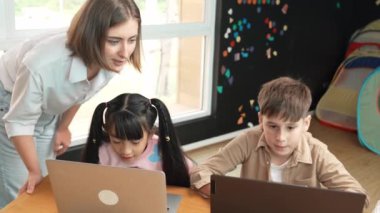 Akıllı öğretmen öğrencinin cevaplarını kontrol ederken bilgisayar kullanarak ev ödevi, analiz verileri, programlama mühendislik kodu ve hızlı bir şekilde BTMM teknoloji sınıfında bilgisayar sistemini öğreniyor. Etkinlik.