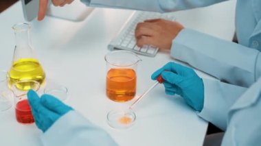 Bilimsel uzmanlığa, laboratuvar ekipmanlarına ve yenilikçi tıbbi biyoteknoloji yazılımına sahip laboratuvar sağlık araştırma ekibi yeni ilaçlar araştırıyor, tedavi geliştiriyor. Ağır çekim. Katı.