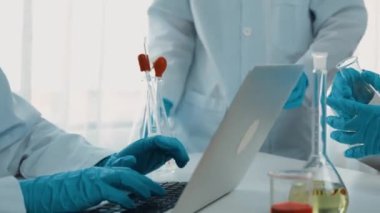 Laboratuvar araştırmacısı yeni bir ilaç geliştirir ya da tedavi eder. Laboratuvar tüpünde renkli kimyasal sıvı kullanır. Mikrobiyoloji uzmanlığı ve laboratuvar ekipmanları ile sağlık hizmetlerinin teknolojik gelişimi. Katı.