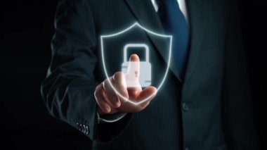 İş adamı siber güvenliğin özünü keşfeder. Siber koruma yöntemlerini, tehditleri derinlemesine araştır ve siber güvenlik duruşunu güçlendir. Siber güvenlik çağında UUID 'de gezinmek için gerekli