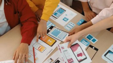 Mobil uygulama ya da web sitesi için kullanıcı arayüzü prototipi planlayan şirket çalışanlarının en iyi görünüm videosu. UX UI tasarımcı beyin fırtınası kullanıcı dostu arayüz planı. Sinerjik