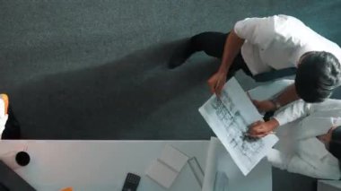 Akıllı mimar ve yetenekli inşaat mühendisi ekibinin, bina inşaatı için birlikte çalışırken proje, ekipman ve güvenlik kaskıyla toplantı masasında durmasının en iyi görüntüsü. Hizalama.