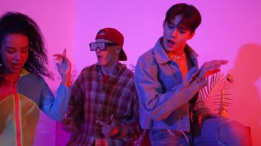 Profesyonel break dansçı neon ışıkla sokak dansı yapar ve pratik yapar. Kafkasyalı adam enerjik hareketler sergilerken mutlu bir takım hip hop müziğine geçiyor. Mutluluk.