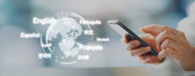 Birden fazla dille küresel iletişim. Çevrimiçi dil çalışmasına sahip dijital sanal gerçeklik küresi, çevirmenlik dersi ve bağlı VR dünyasında uygulama yetenekleri. EIDE