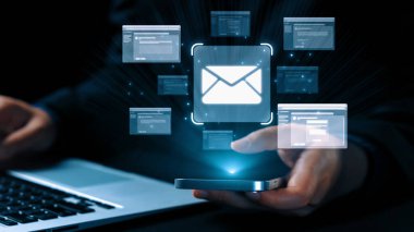 İş adamı e-posta kutusunu kontrol ediyor, daha iyi verimlilik için mesajları düzenliyor ve önceliklerini belirliyor. Etkili iletişim için akıllı e-posta teknikleri öğren. Kullanıcı Kimliği