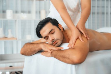 Kafkas erkek müşteri stres önleyici spa masajının keyfini çıkarıyor ve lüks otel veya oteldeki gündüz açık hava ortamında güzellik derisi eğlencesi ile şımartıyor. Sessiz.