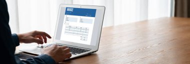 Muhasebe uygulamasından gelen fatura bilgisayar ekranında. Şirket işlerinin finans ve bütçesi için bilgisayar programı. Rahatça..