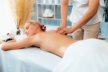 Kafkasyalı kadın müşteri stres önleyici spa masajının keyfini çıkarıyor ve lüks otel ya da oteldeki gündüz açık ortam güzellik salonunda güzellik teniyle eğleniyor. Sessiz.