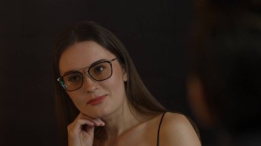 Kokteyl içen güzel bir kadının portresi lüks tezgahın arkasında arkadaşlarıyla ya da çiftlerle sohbet ediyor. Gece hayatındaki sosyetik etkileşim sahnelerini yakalıyorum. Vinosity.