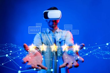 İş adamı müşteri memnuniyet değerlendirmesi verilerini analiz eder ve hizmet kalitesini artırmaya çalışır. Müşteri memnuniyeti ve sadakatini arttırmak için koz değerlendirmeleri. EIDE