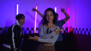 Kameranın önünde dans eden yetenekli break dansçı farklı arkadaşları pop ya da hip hop müziği dinlemek için arkada dans ediyor. Çekici performans ekibi kameraya doğru hareketli hareketler sergiliyor. Mutluluk.