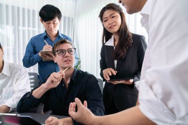 Bir grup farklı ofis çalışanı şirket ofis odasında stratejik iş pazarlama planlamasında birlikte çalışıyor. İş yeri konseptinde pozitif takım çalışması. Tedbirli