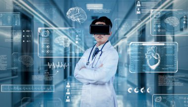 Doktor, yapay zeka ve gelişmiş gerçeklik teknolojisi kullanarak hasta semptomlarını teşhis ederken tıbbi verilere bakıyor. Hastane koridorunda çalışan ve ayakta duran akıllı sağlık hizmetleri. Yaratıcılık.