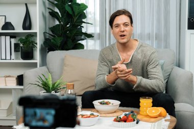 Akıllı beslenme yayın kuruluşu, taze yoğurt sosu, meyve suyu ve portakal suyu içeren sağlıklı besin seçimi sunarak, her öğünde vitamin ve lif kullanımını açıklıyor. Bireysel.