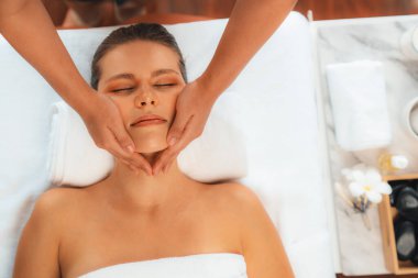 Panorama 'da kadınların stres önleyici kafa masajından ve lüks tatil beldesi veya otel spa salonundaki modern ışık ortamında yüz güzelliği eğlencelerini şımartmaktan hoşlandığı bir manzara var. Sessiz.