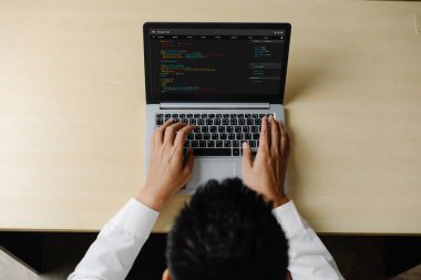 Model uygulama ve program kodlaması için bilgisayar ekranında yazılım geliştirme programlama